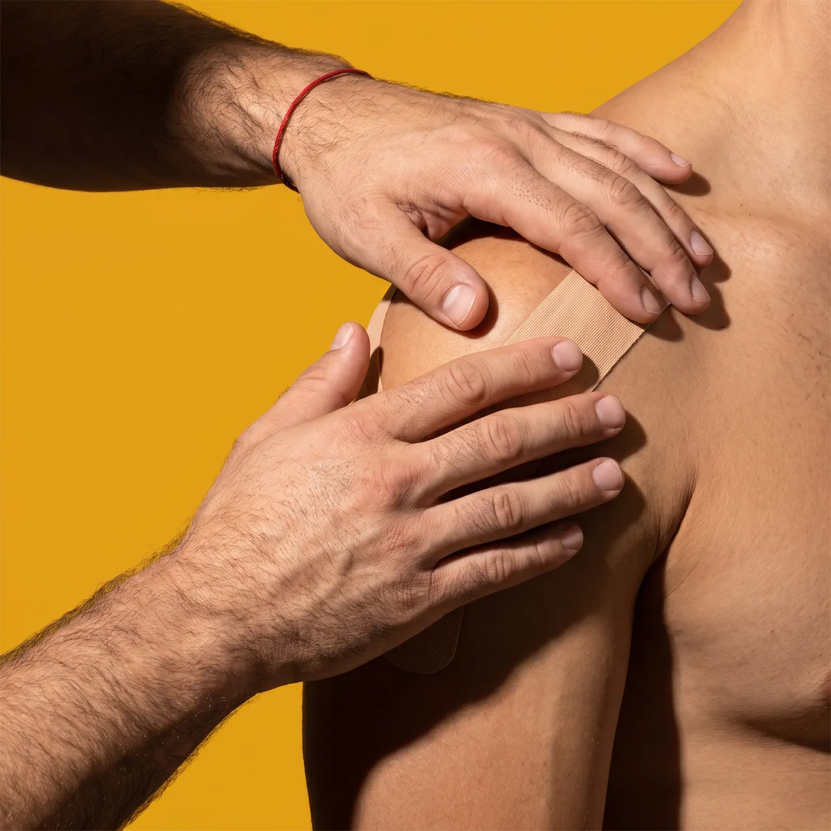 Aplicación de vendaje neuromuscular sobre un hombro